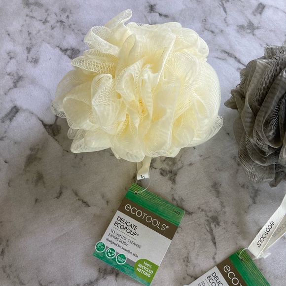 keeping🙃 3 Eco tools eco pouf to gently cleanse entire body. Plus 2 facial mitts - Picture 5 of 8